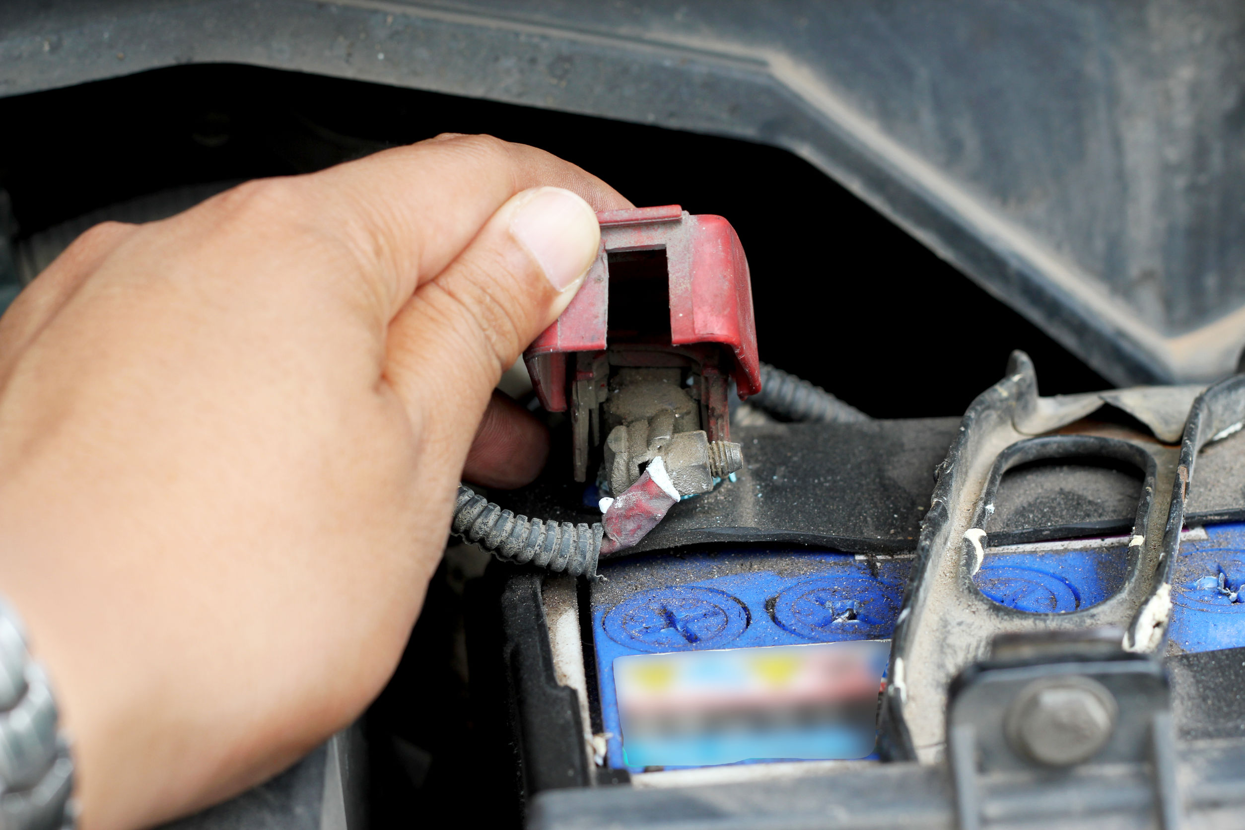 4 Ways to Maintain Truck Batteries